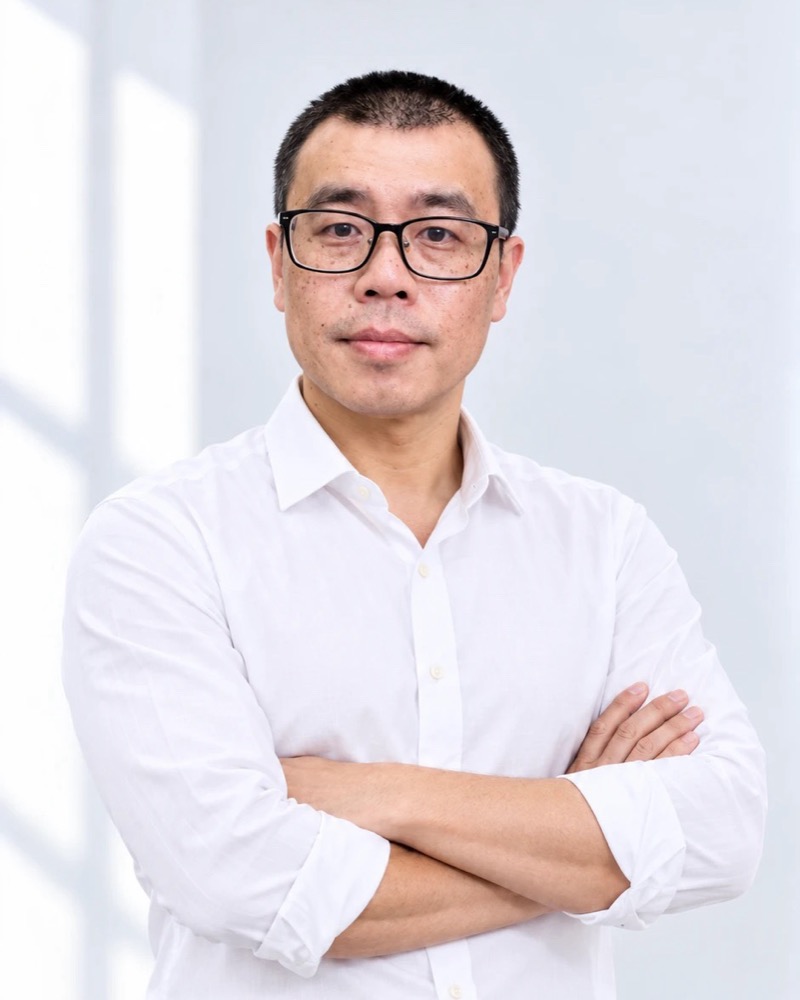 大蘇老師，白襯衫雙手交叉的形象照