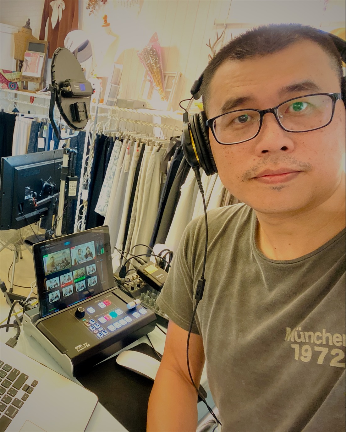 服飾店直播：戴著監聽耳機，一個人在導播機前切畫面