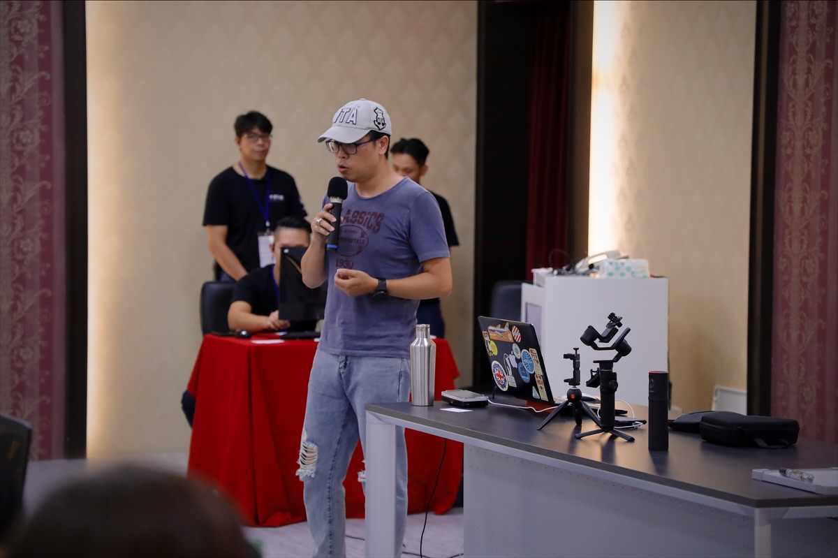 講台上：器材擺上桌，OBS、分鏡切換在課堂上實際示範