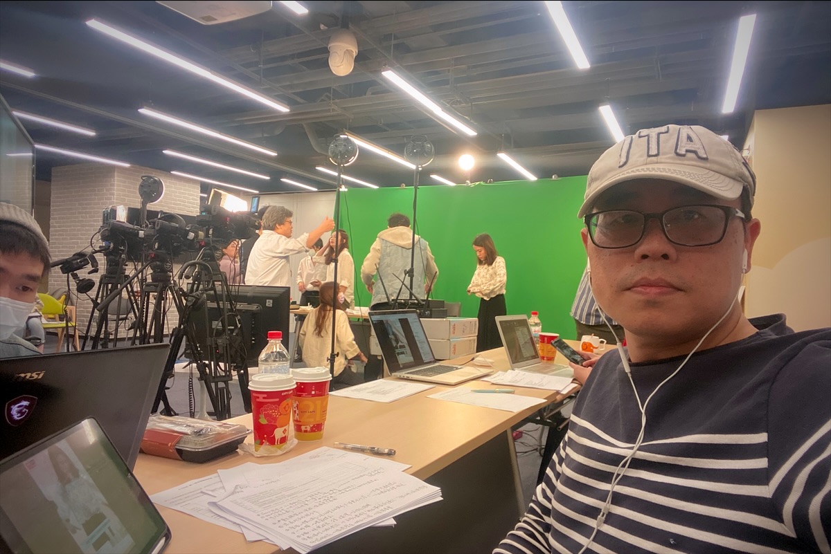 攝影棚，開拍前：腳本、提詞器、鏡位安排，都是我一手包辦